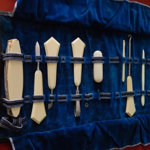 Set da manicure antico da collezione con manici in celluloide e custodia in pelle