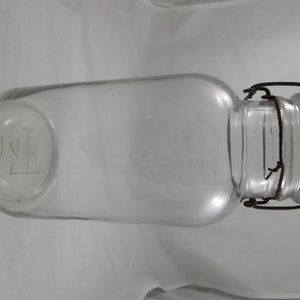 Vintage grote glazen inblikkenpot met draaddeksel voor verzamelaars