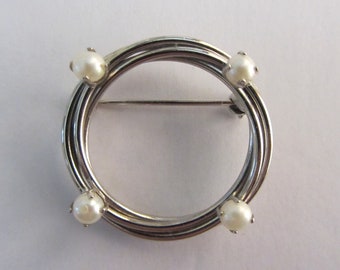 White Gold 12k Gold Fill Pearl Round Brooch Pin - 1 1/16"