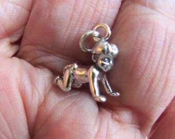 Precioso colgante con dije de bebé gateando en 3D, de plata de ley - 2,38 gramos - Ver fotos