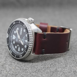 Uhrenarmband aus Leder | Der Hudson Riemen | Horween Chromexcel Color 8 mit Schwarzem Faden - Handgemacht