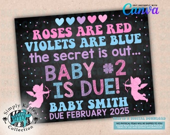 Könnte beinhalten: Eine Ankündigung für eine Babyparty im Kreidetafel-Stil. Es steht "Roses are red, violets are blue, the secret is out... Baby #2 is due! Baby Smith due February 2025". Die Ankündigung ist mit Herzen, Amor und einem Kreidetafel-Hintergrund verziert.