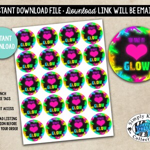 Puede incluir: Etiquetas redondas para galletas imprimibles de 5 cm de diámetro con un tema de brillo neón. Las etiquetas presentan un fondo negro con un corazón rosa y el texto "You Make My Glow". Hay 12 etiquetas en la hoja.