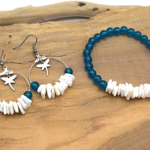 Bracelet et boucles oreilles en perle de jade bleu et chips de coquillage blanc, créoles acier inoxydable avec libellules, cadeau femme image 1