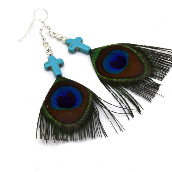 Boucle d'oreille plumes de paon perle en croix turquoise, bijoux en plumes de paon