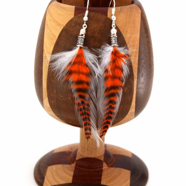 Boucles d'oreilles plumes Mansi  - Ethnic Feather - plume blanche et orange, plume grizzly