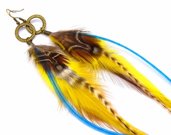Pendientes de plumas largas multicolores de Donoma - anillos de bronce
