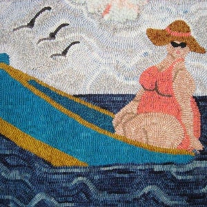Könnte beinhalten: Eine Frau in einem rosafarbenen Badeanzug und einem braunen Sonnenhut sitzt in einem blauen und goldenen Boot auf einem blau-weißen, wellenförmigen Wasserteppich. Das Boot ist von weißen Wolken und drei schwarzen Vögeln umgeben.
