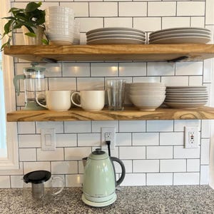 Étagère flottante rustique : Bois massif, décor moderne et organique, supports discrets