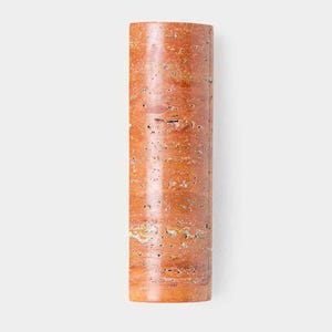 Könnte beinhalten: Eine zylindrische Vase aus rötlich-orangefarbenem Stein. Die Vase hat eine glatte, polierte Oberfläche mit natürlichen Farb- und Texturvariationen. Die Vase ist ein dekorativer Gegenstand.