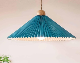 Lampa wisząca LUA Blue Pleated Fabric – lampa wisząca z drewnianym blatem, abażur falisty 18,5 cala