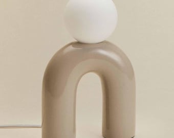 NINOT Rzeźbiarska ceramiczna lampa łukowa – szklana kula nocna z matowego szkła