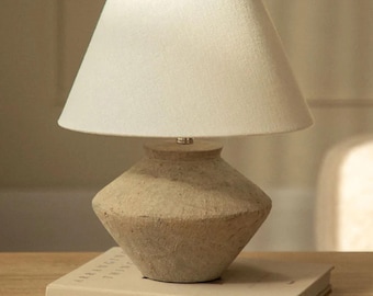 TERRA – Lampa stołowa z żłobkowanej ceramiki – rustykalny klosz z lnu, ręcznie robiona lampka nocna