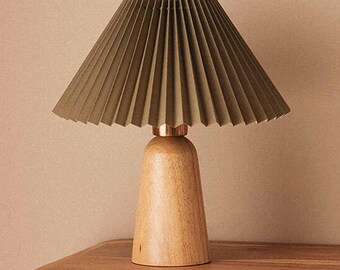 Lampa stołowa LUA z rzeźbionego drewna – plisowany klosz w kolorze khaki, organiczne, nowoczesne oświetlenie nocne
