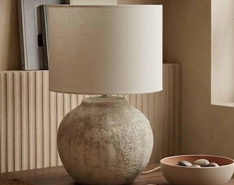 Lampa stołowa ALONDRA z żłobkowanej terakoty – ręcznie robiona lampa nocna z abażurem z lnu