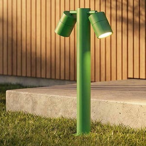 Könnte beinhalten: Ein Set aus drei Keramikbechern mit gesprenkelter, matter Oberfläche. Die Becher sind in Creme-, Hellgrau- und Dunkelgrautönen gehalten. Jeder Becher hat ein schlichtes, modernes Design und einen abgerundeten Henkel.