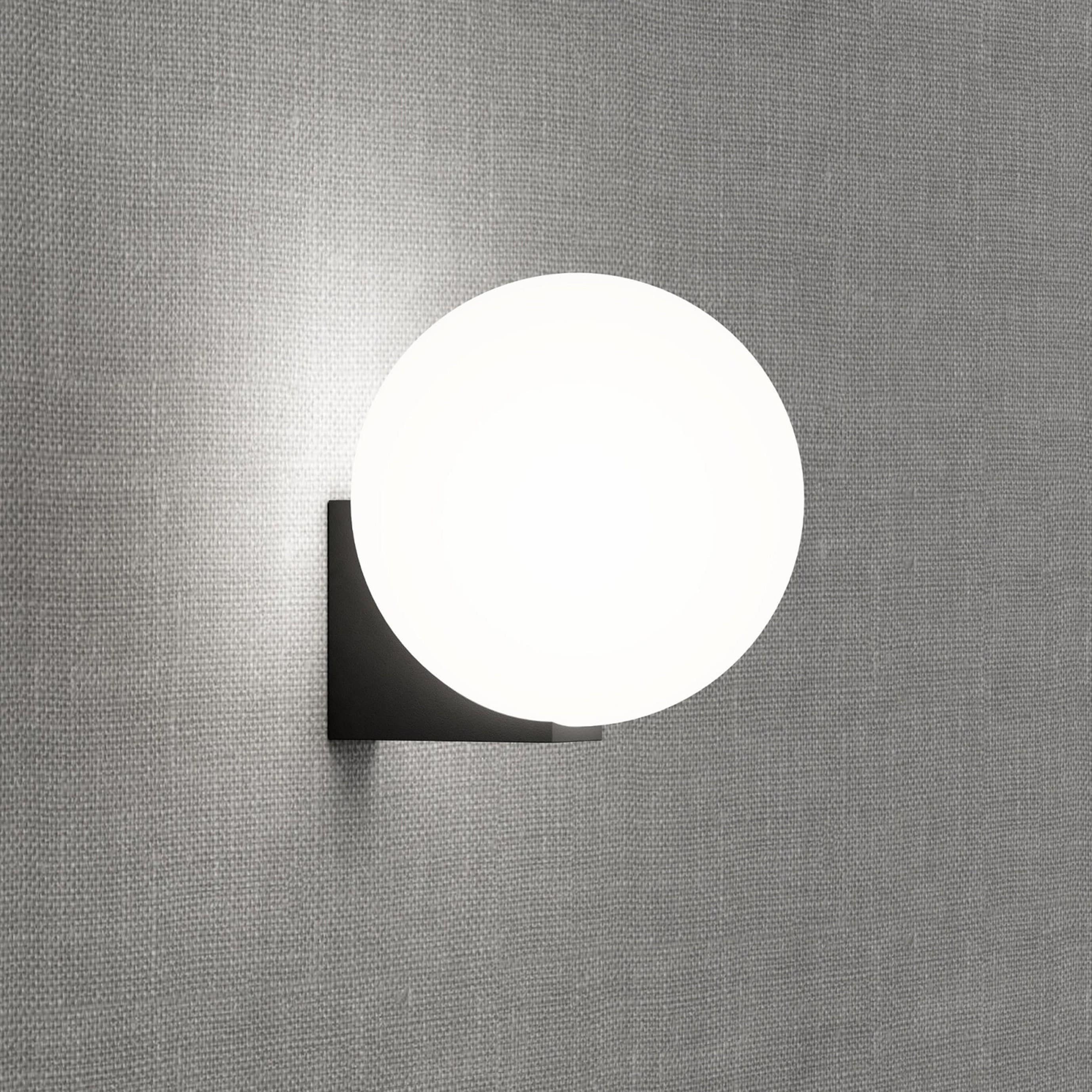 Modern Globe Vanity Light: Minimalist Bathroom Wall Sconce (IP44)
