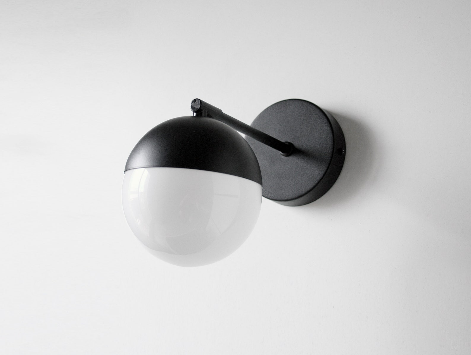 Бра в виде шара на стену