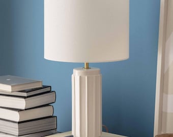 COLUM – Lampa stołowa z żłobkowanej ceramiki – Rustykalny klosz, ręcznie robiona lampka nocna – Oświetlenie Farmhouse