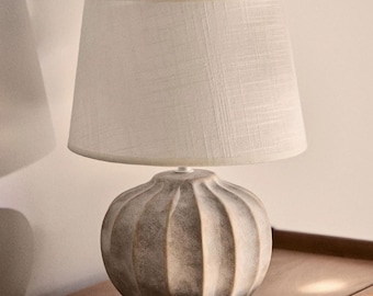 Lampa stołowa PAULI Fluted Ceramic – rustykalny klosz z lnu, ręcznie robiona lampka nocna