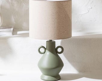 Lampa stołowa MONI Modern Farmhouse – podstawa w kształcie wazonu z terakoty, klosz z lnu