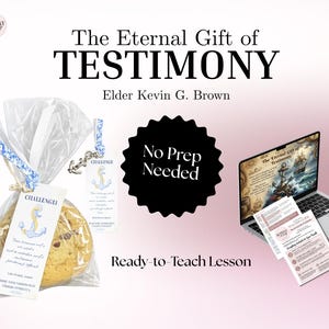 Puede incluir: Una taza de cerámica blanca con un asa negra y el texto "But First, Coffee" en un estilo manuscrito. La taza está sobre una superficie blanca. La taza mide aproximadamente 10 cm de alto.