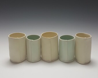 Schnapsbecher in Seladonblau und samtigem Creme. Handgemachtes Schnapsgläser-Set aus Keramik von Potteryi. Keramik Geschenk-Set.