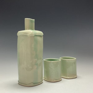 Handgemachtes Celadon Porzellan Sake Set: Flasche und Tassen
