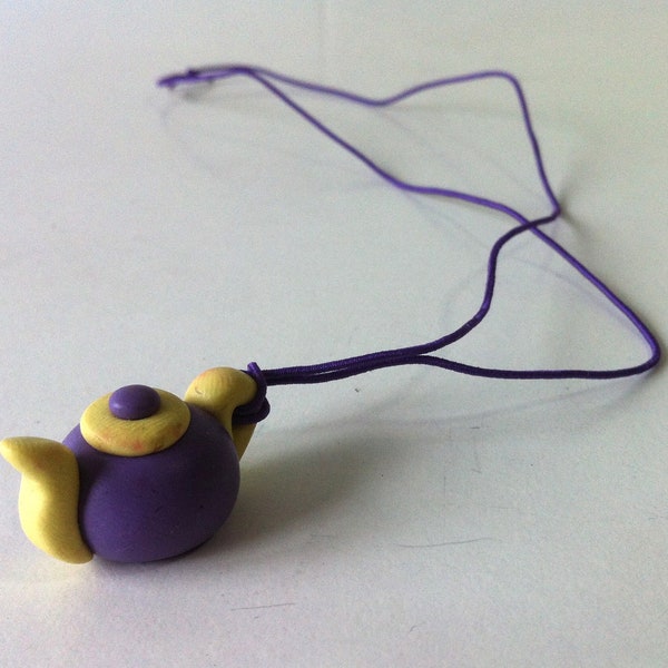 Petit collier de théière violette et jaune - Fimo sur un élastique