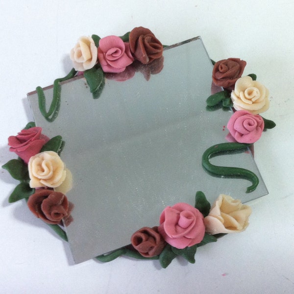 Petit miroir carré entouré de délicates roses Fimo en rose, bourgogne et blanc cassé