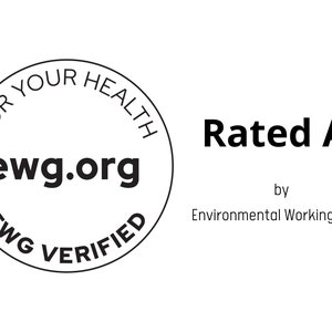 Op de afbeelding: Een zwart-witte cirkelzegel met de tekst "For Your Health ewg.org EWG Verified" en de tekst "Rated A by Environmental Working Group".
