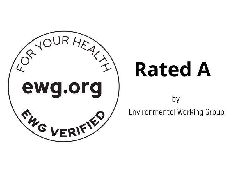 Op de afbeelding: Een zwart-witte cirkelzegel met de tekst "For Your Health ewg.org EWG Verified" en de tekst "Rated A by Environmental Working Group".