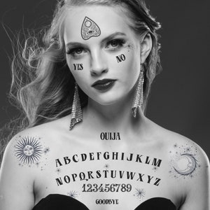 K&ouml;nnte beinhalten: Ein Schwarzwei&szlig;bild einer Person mit einem Ouija-Brett, das auf ihrer Brust aufgedruckt ist. Das Brett enth&auml;lt die Buchstaben A bis Z, die Zahlen 1 bis 9 und die W&ouml;rter "Ouija", "Ja", "Nein" und "Leb wohl".