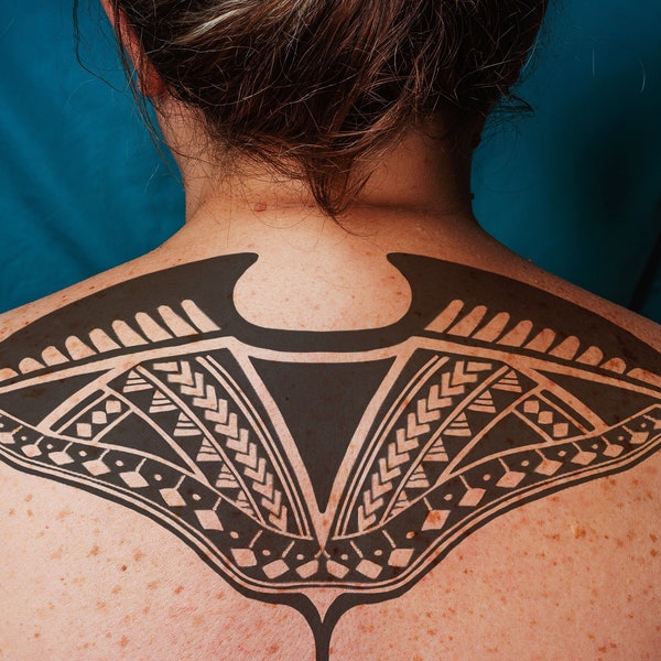 Stingray grand-mère Tala tatouage temporaire pour les cosplayers. Tatouage Raie Manta. Conception de tatouage polynésien