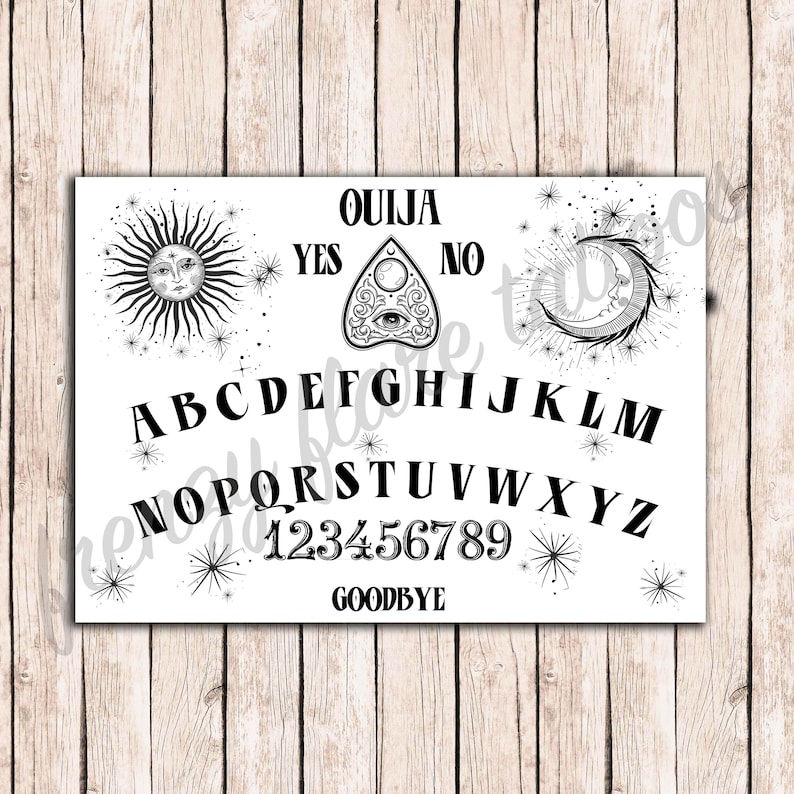 K&ouml;nnte beinhalten: Ein schwarz-wei&szlig;es Ouija-Brett mit den Buchstaben des Alphabets, den Zahlen 1-9 und den W&ouml;rtern "YES", "NO", "GOODBYE" und "OUIJA". Das Brett ist mit einer Sonne, einem Mond und einem Planchette mit einem Auge verziert.