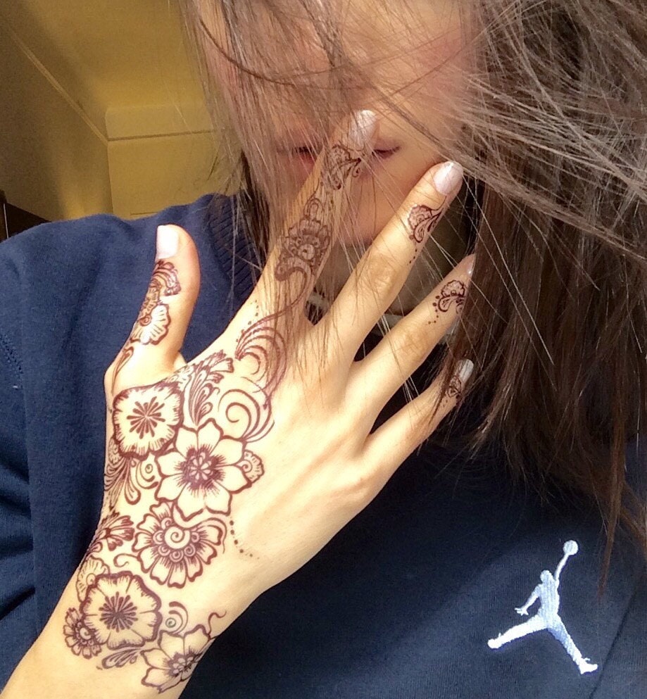 15 Gorgeous Henna Tattoos You'll Be Dying to Get - fashionsy.com