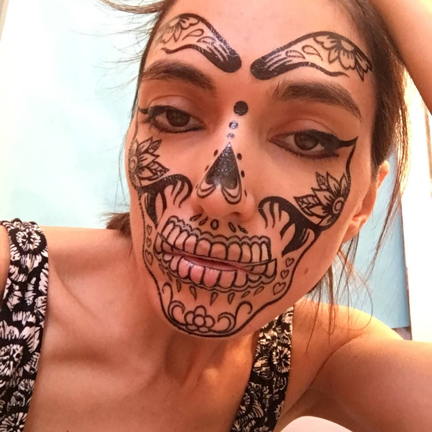 死者の日の仮のタトゥー。ハロウィンのコスプレ用。頭蓋骨の死者の日