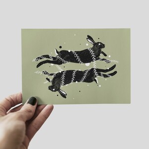 Hares 'Bound' Print A6 art mural, art mural intérieur, imprimé nature botanique, carte postale