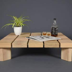 Table basse carrée en bois massif image 1