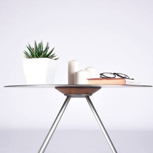 Outsunny Tavolo da Giardino Rotondo 66cm, Tavolo da Esterno in Acciaio con Piano a Doghe per Balcone e Terrazza, Nero