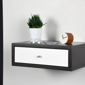 Mesita de noche suspendida con cajón Valcromat gris y cajón Corian blanco