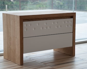 Table de chevet de style mid-century en chêne massif et blanc avec deux tiroirs décorés
