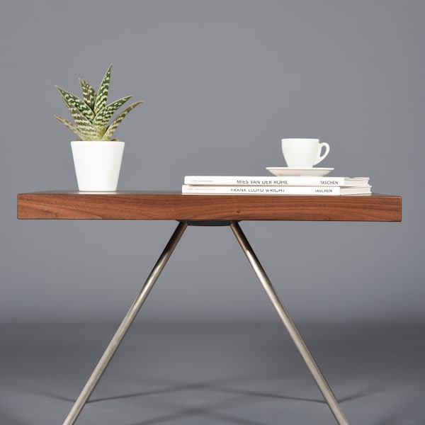 Table de chevet en bois de noyer du milieu du siècle / Petite table basse