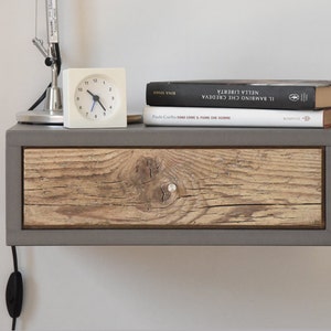 Mesita de noche suspendida gris cemento con 1 cajón de madera antiguo hecho a mano