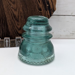 Antique Gayner No. 48-400 Green Aqua Double Petticoat Telephone Insulator CD 153