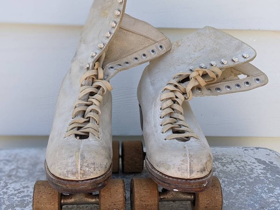 Chicago Roller Skate Co. White Roller Skates with… - image 1