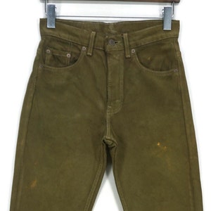 Op de afbeelding: Een paar olijfgroene distressed denim jeans met een rechte pijp.