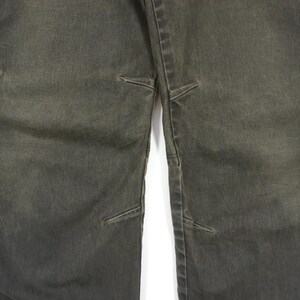 Puede incluir: Un pantal&oacute;n cargo verde oscuro con m&uacute;ltiples bolsillos y costuras reforzadas.