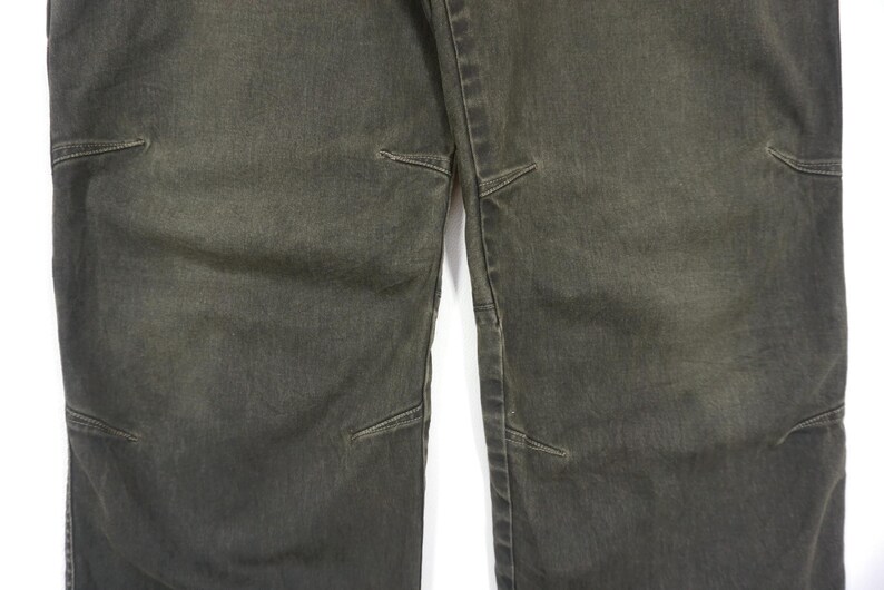 Puede incluir: Un pantal&oacute;n cargo verde oscuro con m&uacute;ltiples bolsillos y costuras reforzadas.