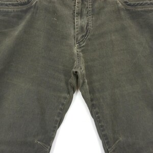 Puede incluir: Un par de pantalones vaqueros de color gris oscuro con corte recto.
